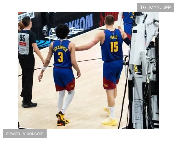 终场哨响，约基奇与队友拥抱庆祝包揽双王历史性成就